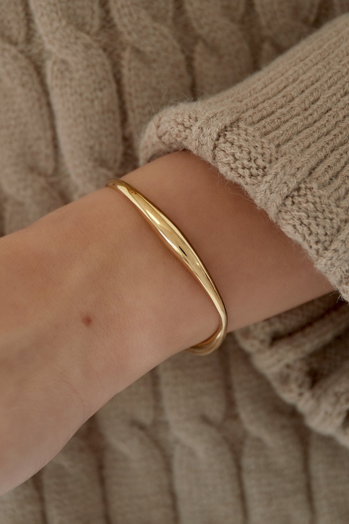 armband in organischer form – goldfarbe - goldfarbefarbe