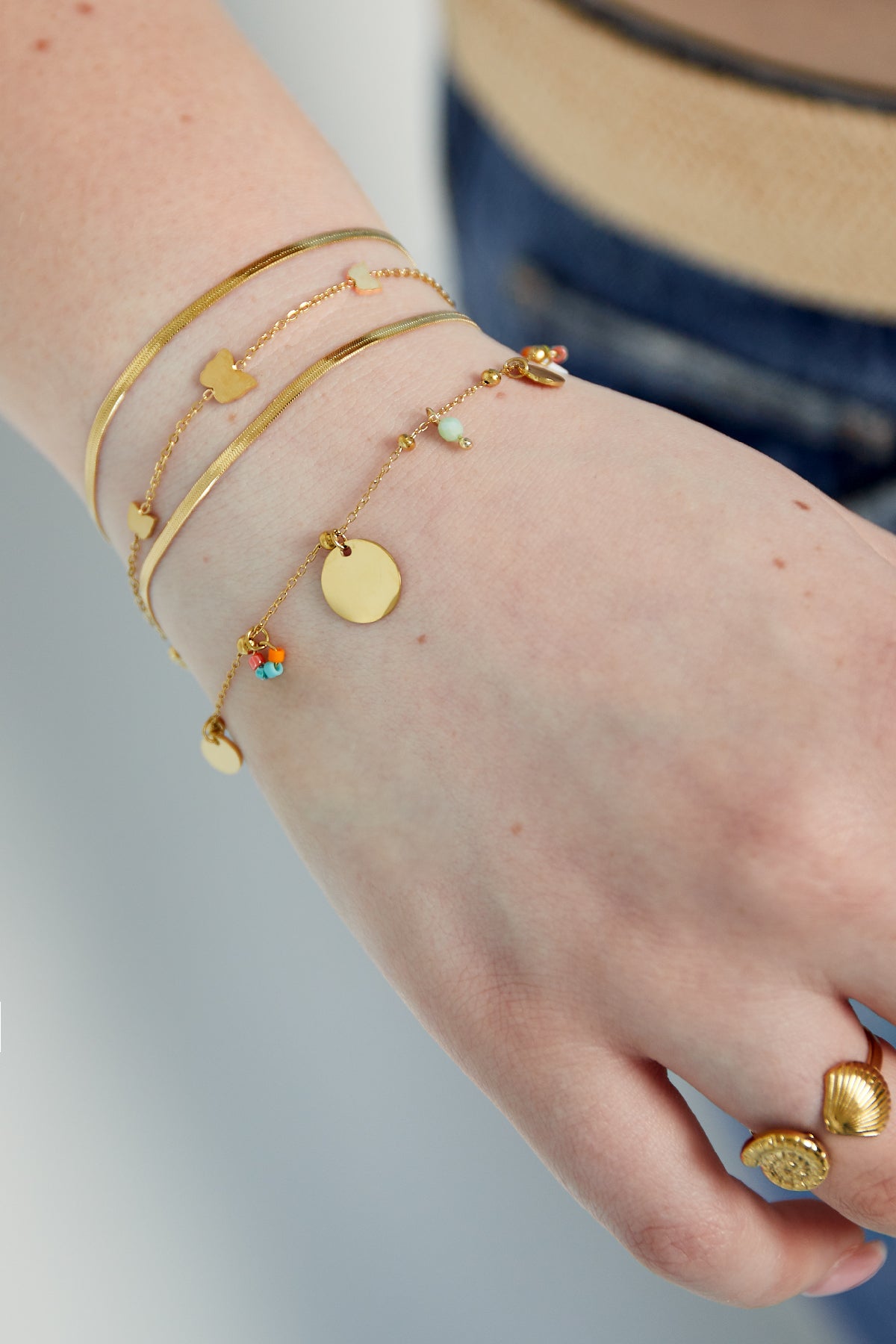 armband mit farbigen pop-münzen – farbe gold