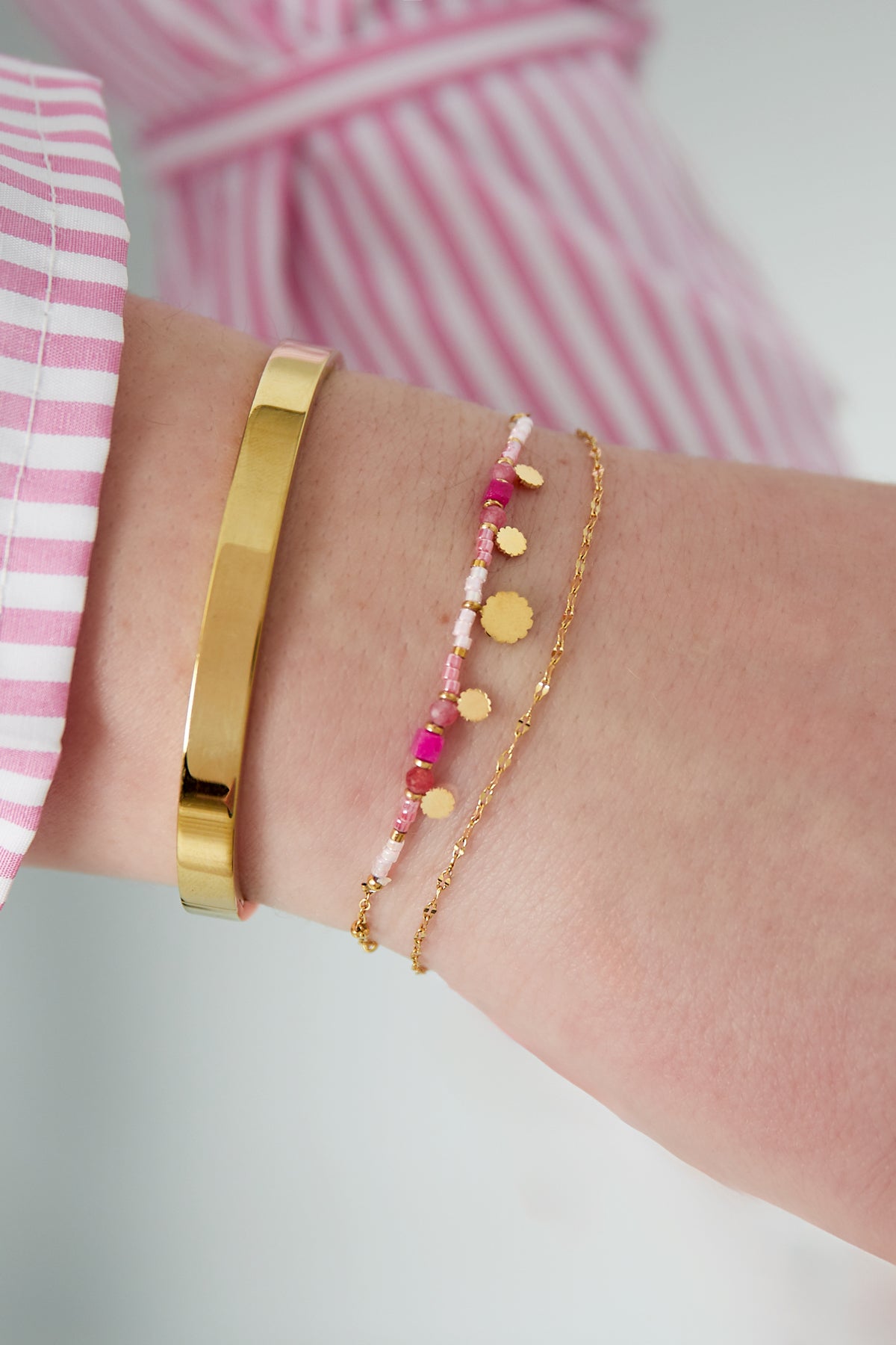 armband mit rosa anhängern - goldfarben