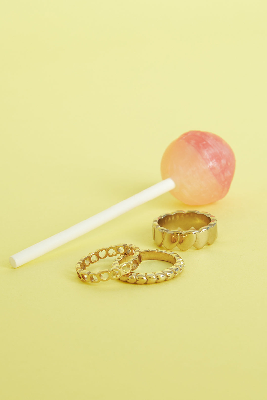 ring mit einer reihe leerer herzen