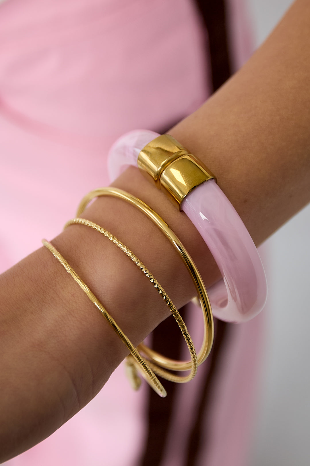 massives armband mit goldenen details