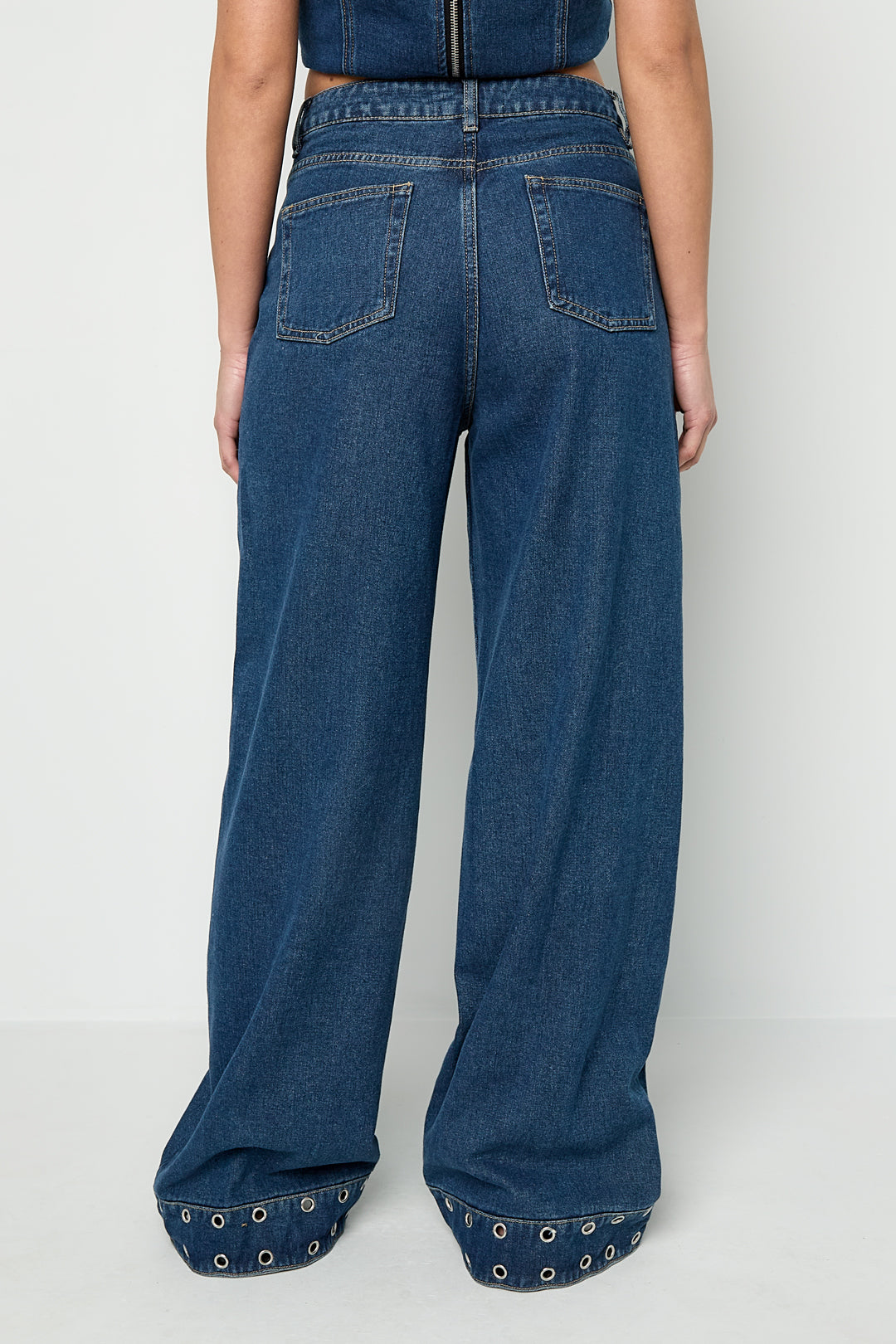 jeans mit ösen-statement