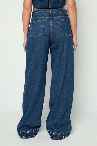 Jeans mit Ösen-Statement
