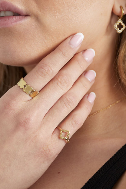 Gedrehter Ring mit Kleeblatt