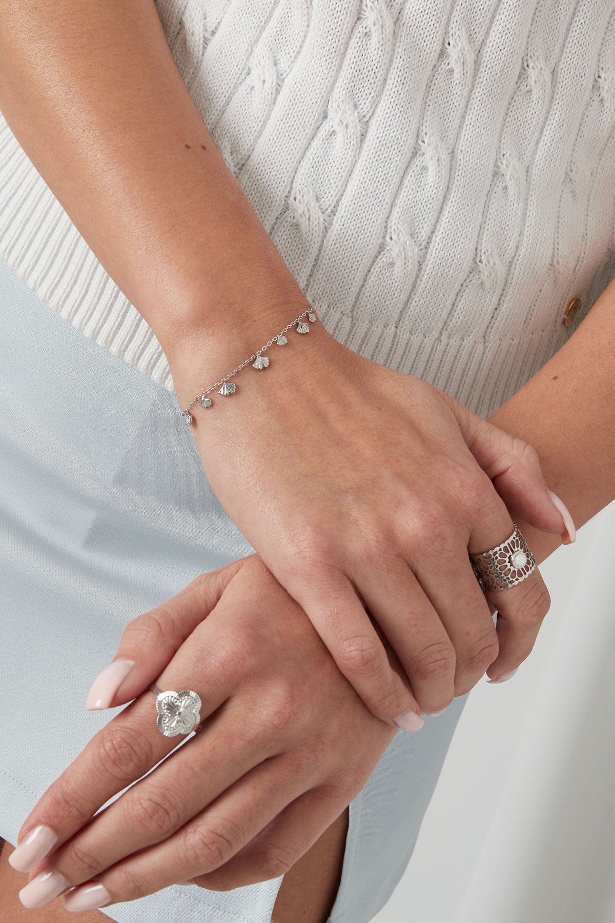 klassisches armband mit muschelanhängern – silber
