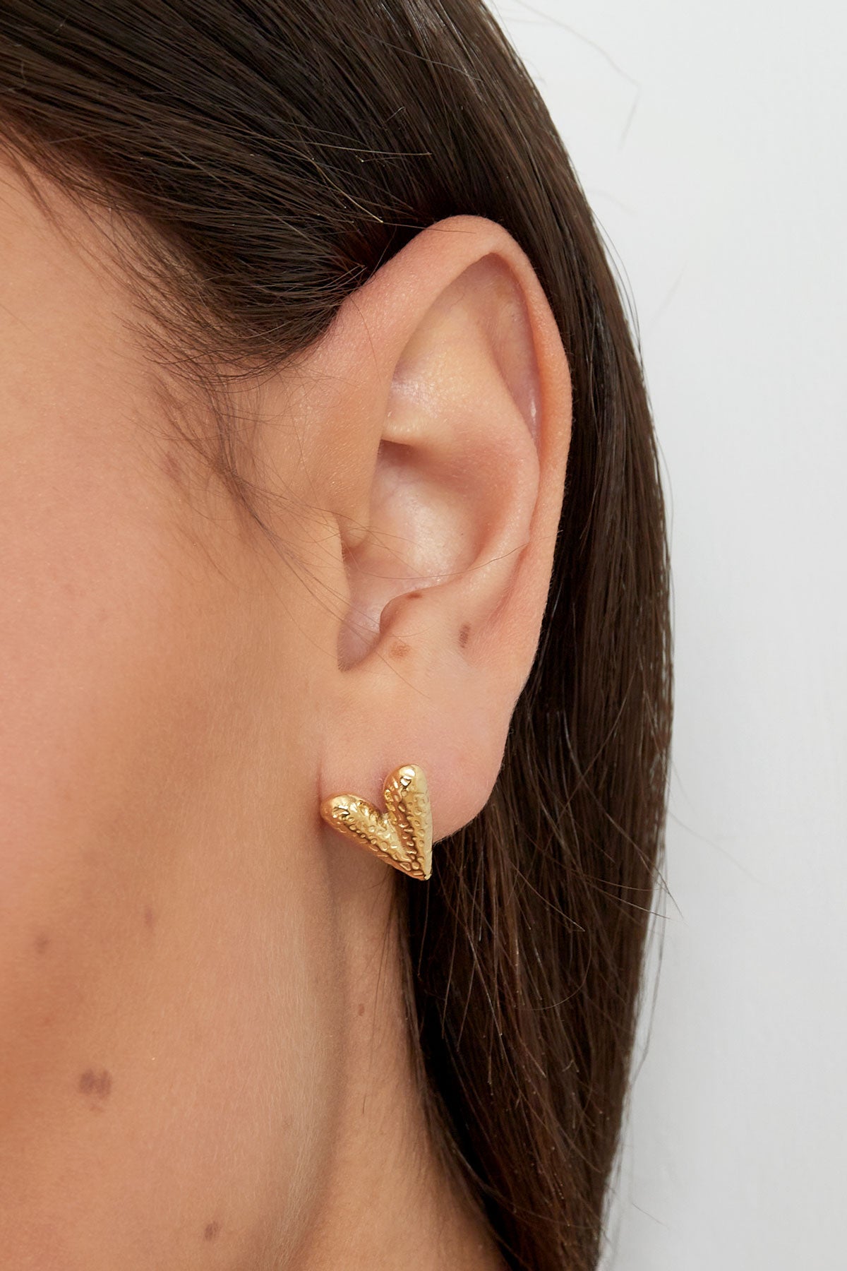 Herz-Ohrstecker mit Struktur – Goldfarbe - Goldfarbefarbe