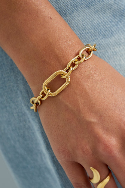 Armband aus auffälligen Gliederketten – Goldfarbe - Goldfarbefarbe