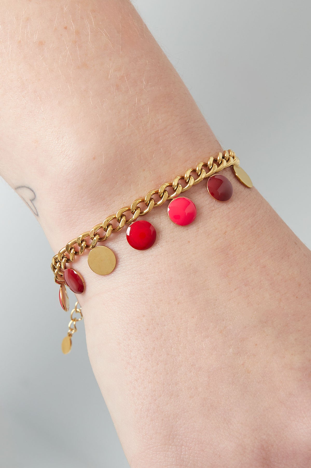 armband rote münze