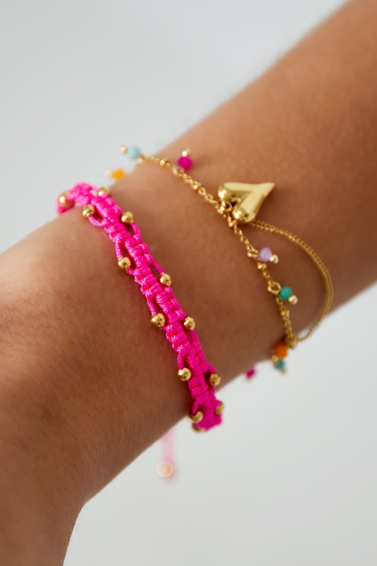Armband mit kleinen Punkten