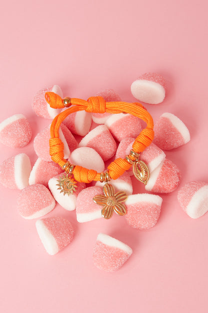Seilarmband mit Knoten und verschiedenen Anhängern