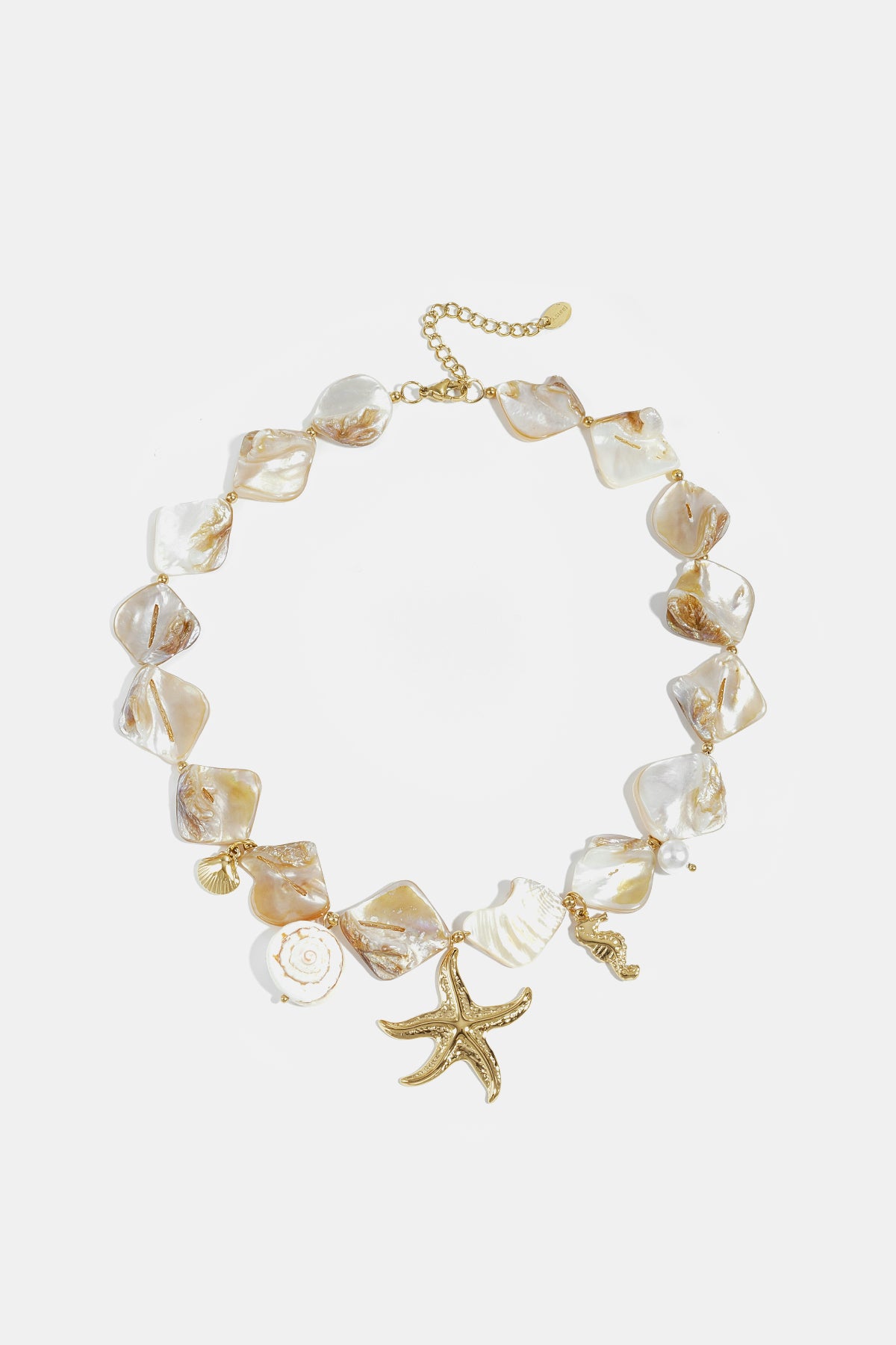 halskette mit muscheln, meeresanhängern und goldperlen