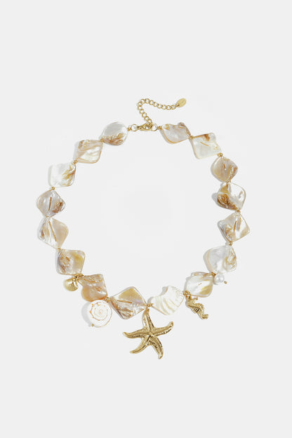 Halskette mit Muscheln, Meeresanhängern und Goldperlen