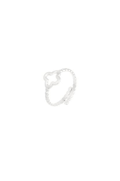 Gedrehter Ring mit Kleeblatt