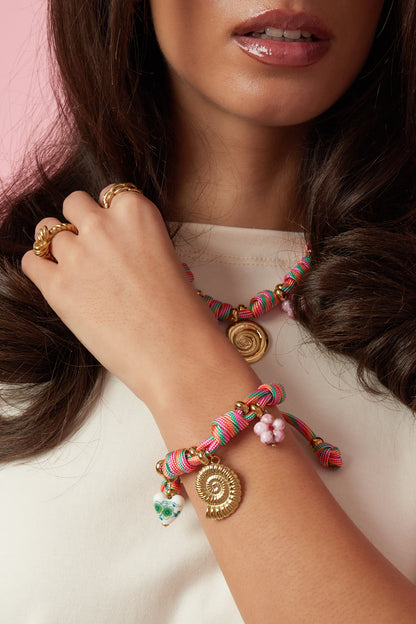 Seilarmband mit Knoten und Muschelanhängern