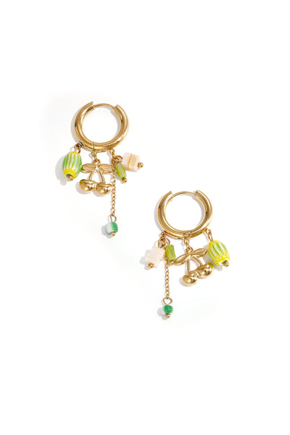 Kleine Creolen mit Kette und Perlen