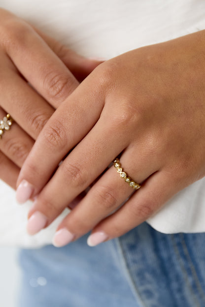 Ring mit verschiedenen Formen und Steinen