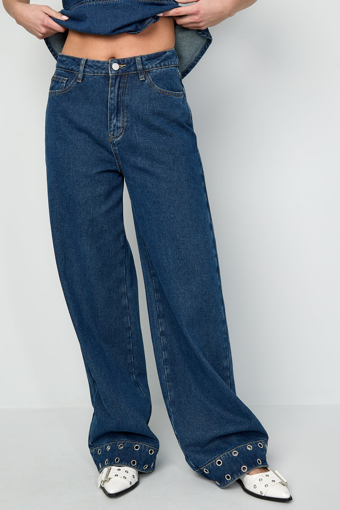 Jeans mit Ösen-Statement