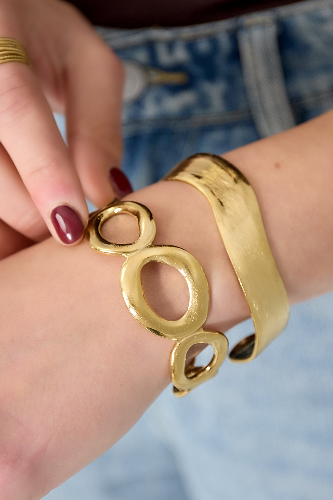 massives armband mit organischen kreisen
