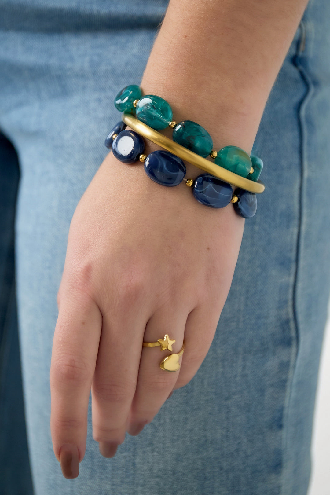 perlenarmband mit ovalen und goldenen perlen