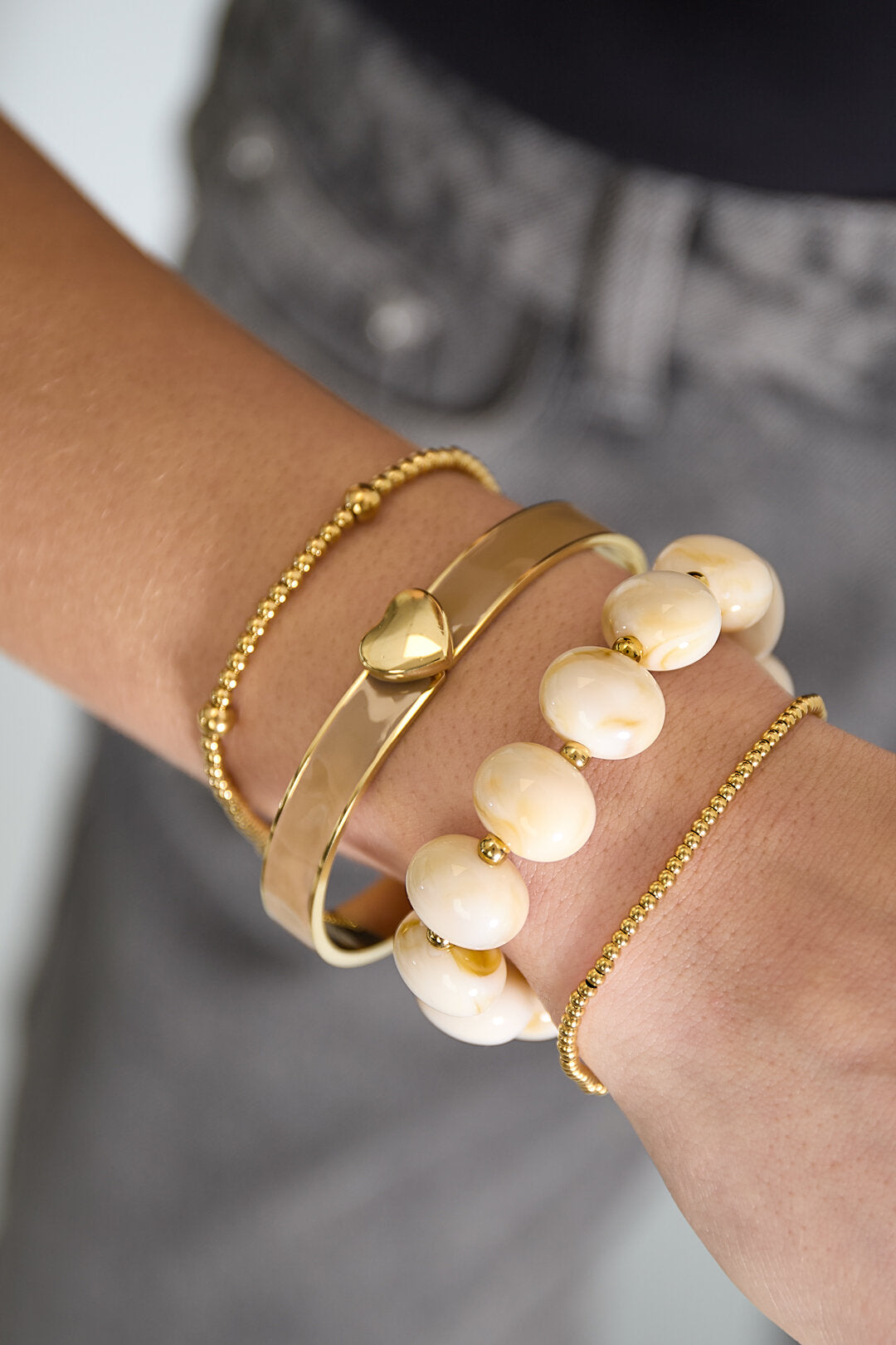 elastisches perlenarmband mit großen perlen