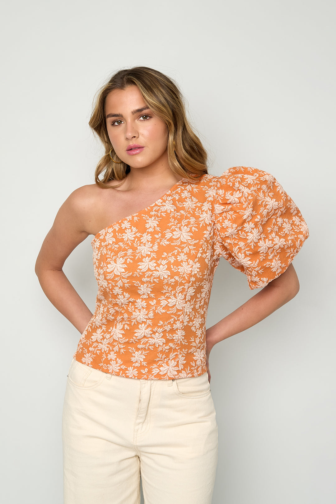 einseitig schulterfreies blumen-top
