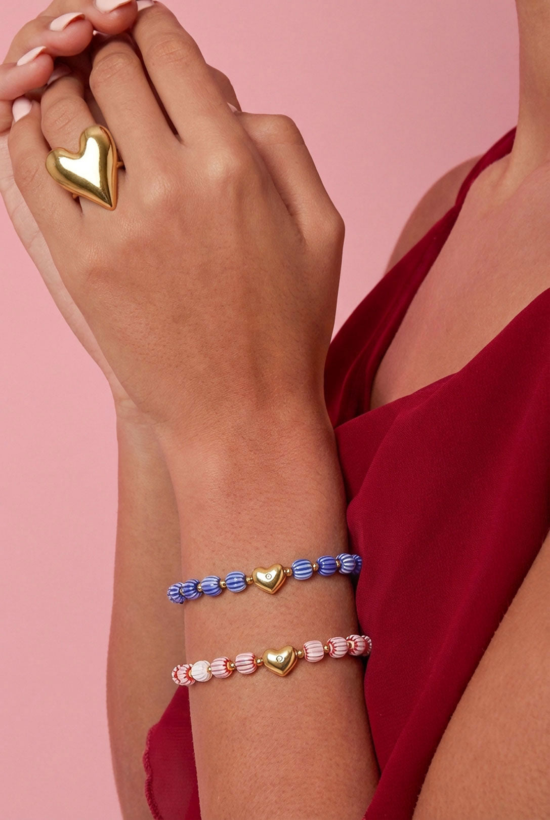 Perlenarmband mit herzförmigem Mittelstück