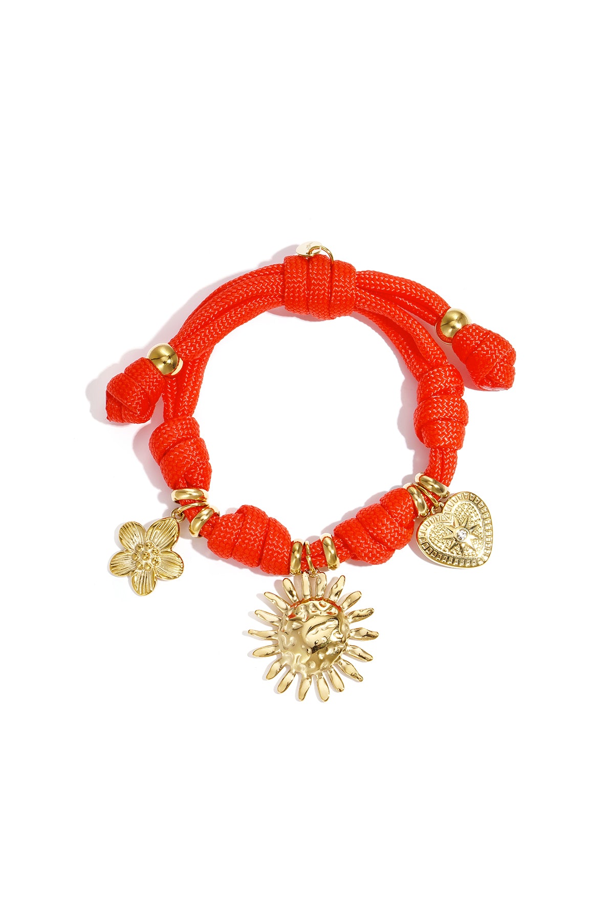 seilarmband mit knoten und verschiedenen anhängern