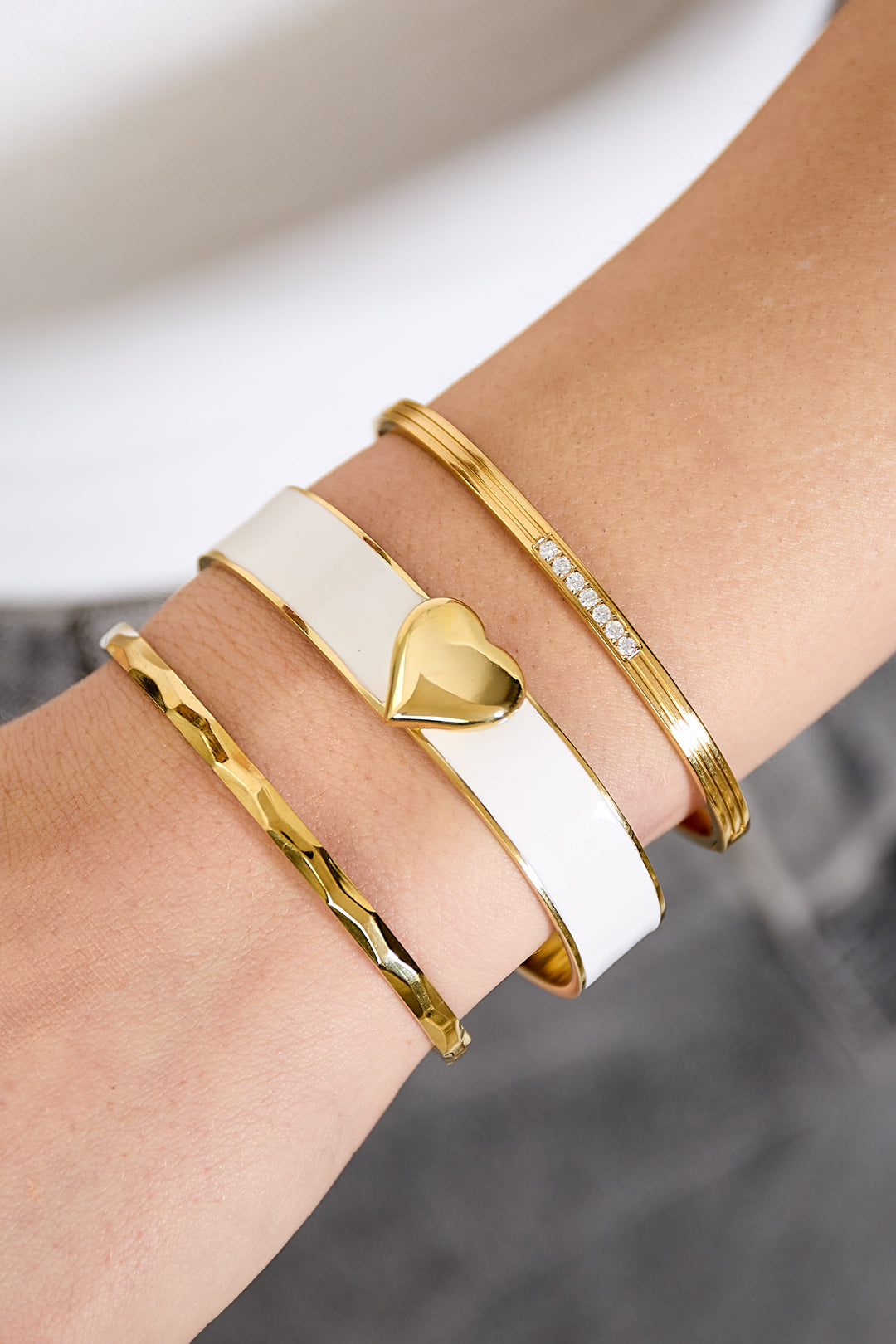 armband in verschiedenen farben mit herzdetail – 1,3 cm