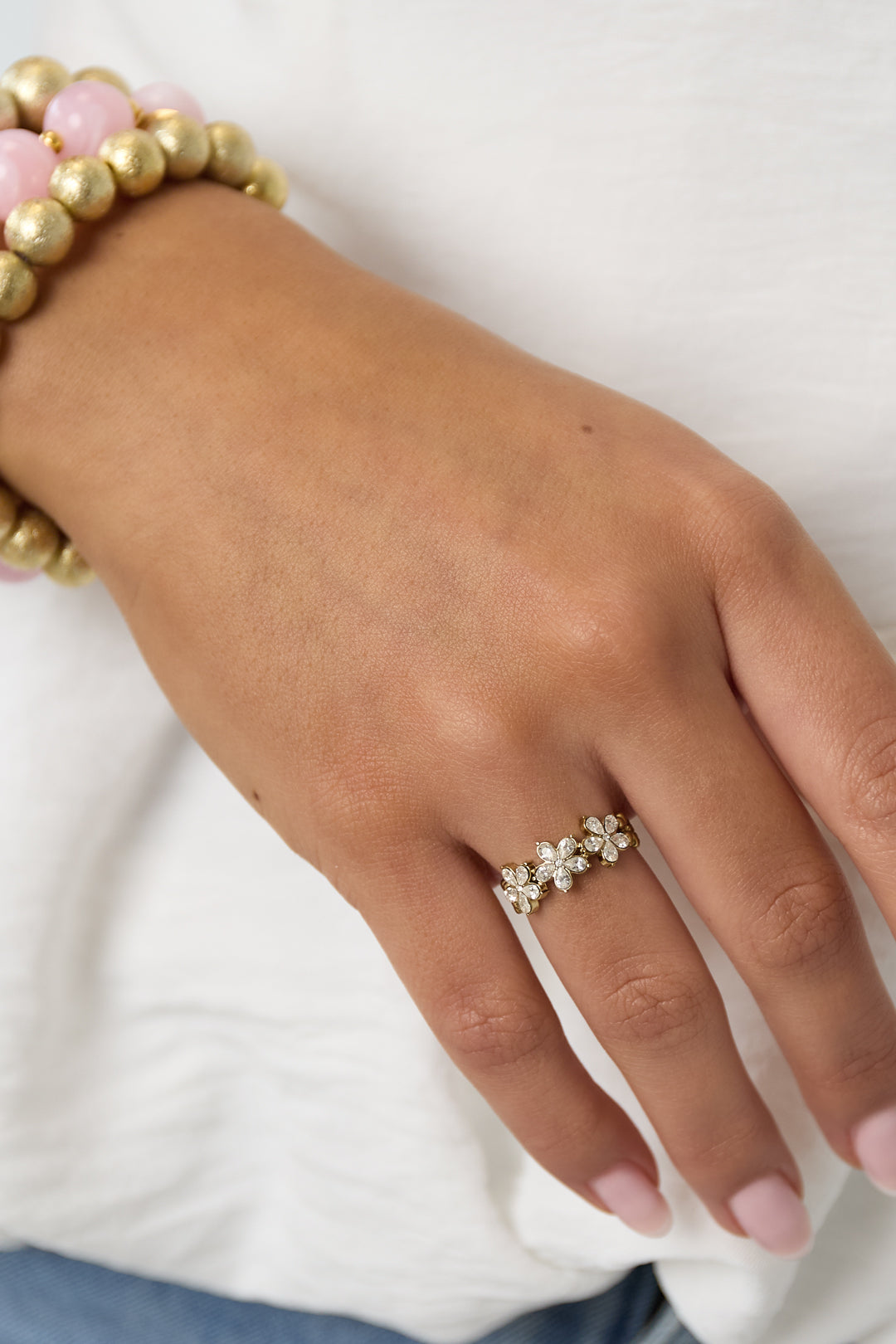 ring mit blumen und steinen