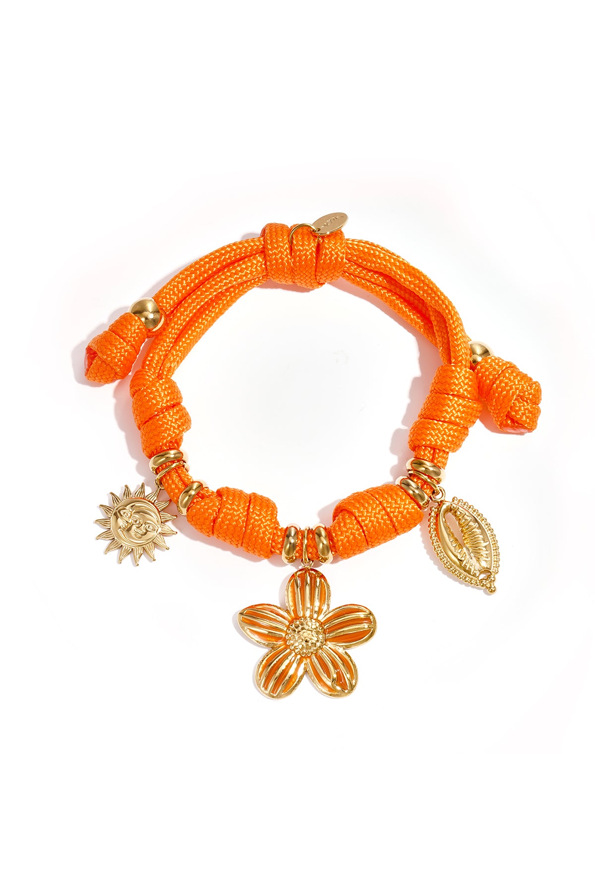 seilarmband mit knoten und verschiedenen anhängern