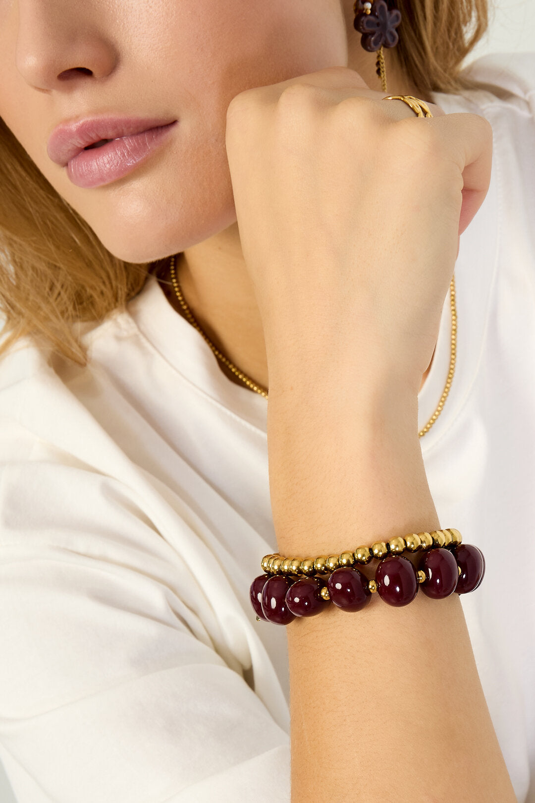 elastisches perlenarmband mit großen perlen