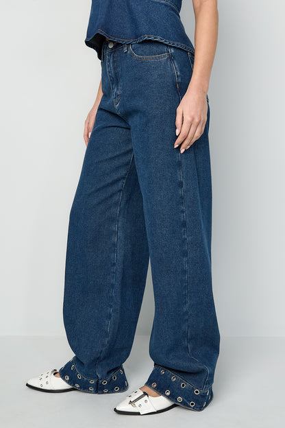 Jeans mit Ösen-Statement