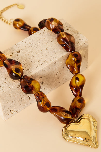 Perlenkette mit natürlich geformten Perlen und einem hängenden Herz