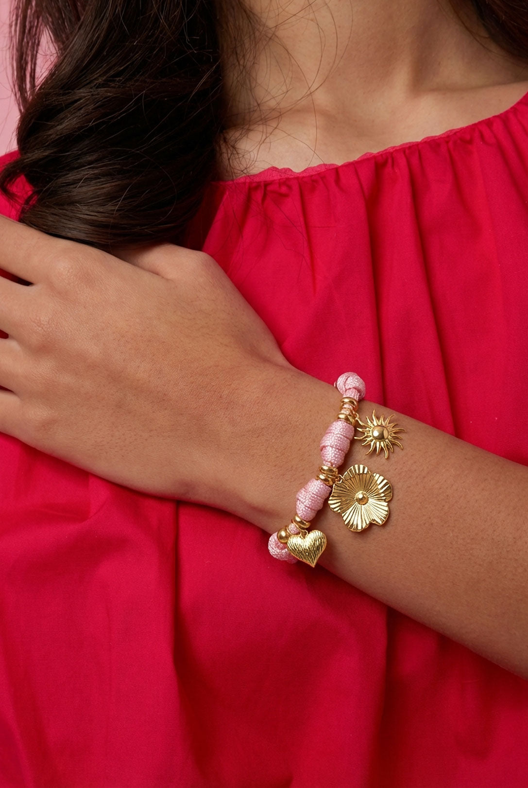 seilarmband mit knoten und verschiedenen anhängern