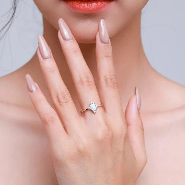 finityzoneluxus ring aus 925er silber mit opal – glanzvolle krone für frauen